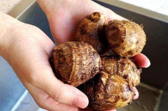  khoai sọ, mẹo gọt khoai sọ không bị ngứa, cách khắc phục khi bị ngứa tay