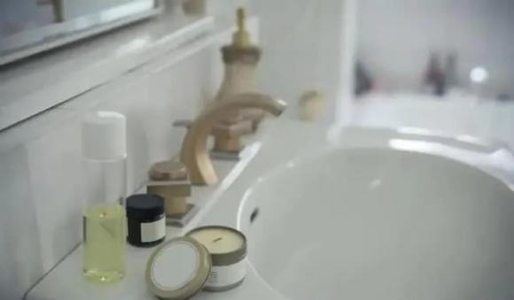 nhà tắm, 4 thứ không nên bỏ vào nhà tắm, Bàn chải toilet đầu cứng