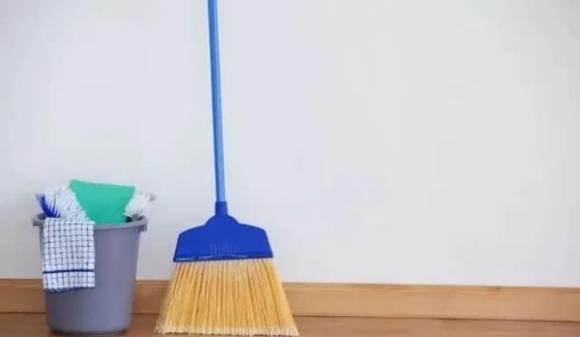 nhà tắm, 4 thứ không nên bỏ vào nhà tắm, Bàn chải toilet đầu cứng
