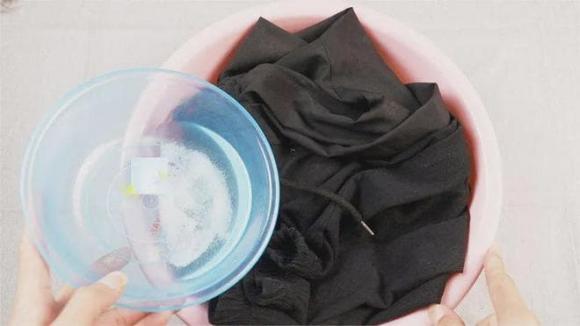 Bột giặt, máy giặt, đổ bột giặt vào máy