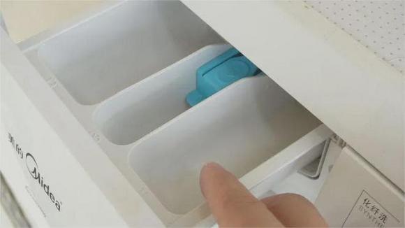 Bột giặt, máy giặt, đổ bột giặt vào máy