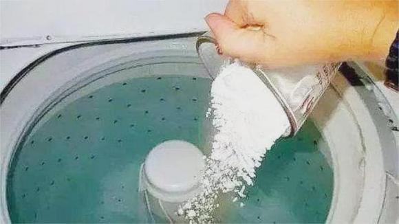 Bột giặt, máy giặt, đổ bột giặt vào máy
