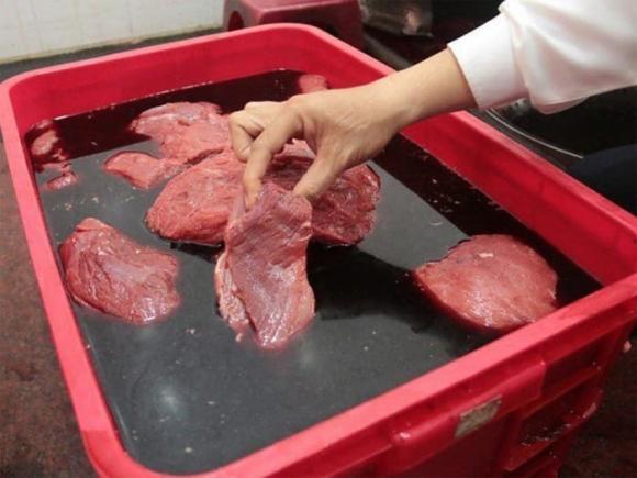 Thực phẩm bị ngâm hóa chất, thực phẩm sạch, thịt ngâm hóa chất, tôm bơm tạp chất