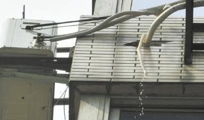 Nước chảy ra từ ống thoát nước điều hòa, điều hoà, nước thải điều hoà