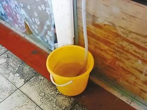 Nước chảy ra từ ống thoát nước điều hòa, điều hoà, nước thải điều hoà