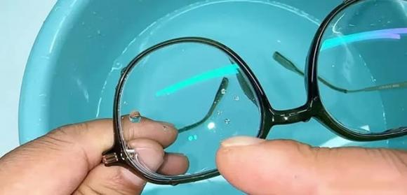 Ngâm kính trong nước, kính bị mờ, trầy xước, mẹo làm sạch kính