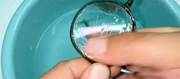Ngâm kính trong nước, kính bị mờ, trầy xước, mẹo làm sạch kính