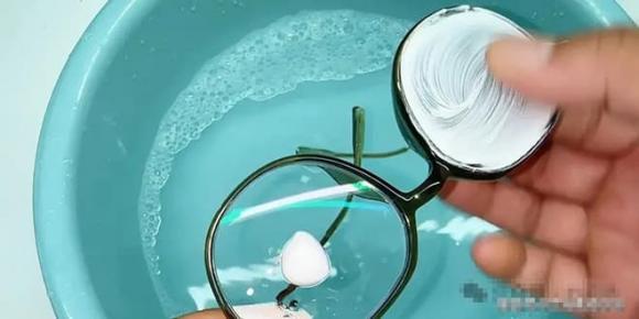 Ngâm kính trong nước, kính bị mờ, trầy xước, mẹo làm sạch kính