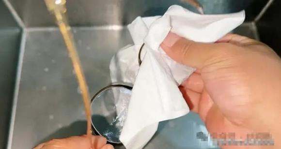 Ngâm kính trong nước, kính bị mờ, trầy xước, mẹo làm sạch kính