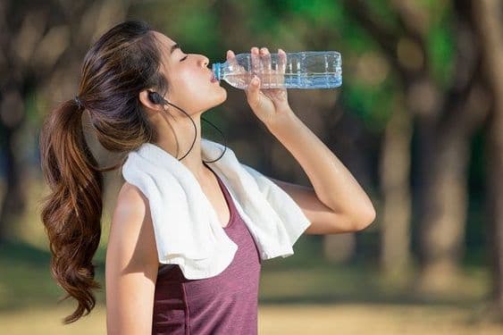 ngồi xổm khi đi vệ sinh, cách tránh táo bón, tư thế đại tiện tốt