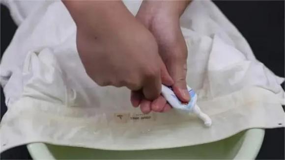 Cổ áo sơ mi trắng, vết ố vàng