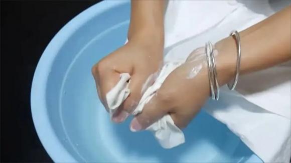 Cổ áo sơ mi trắng, vết ố vàng