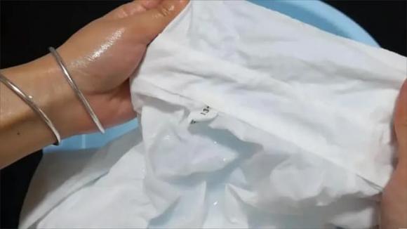 Cổ áo sơ mi trắng, vết ố vàng