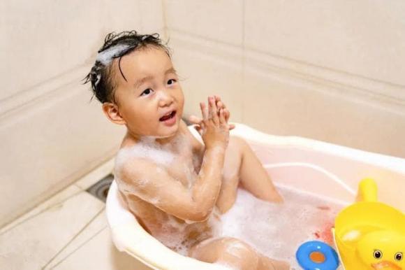 chăm con, chăm sóc trẻ nhỏ, lưu ý khi chăm sóc trẻ