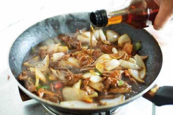 bắn dầu, dầu bắt, mẹo nấu ăn