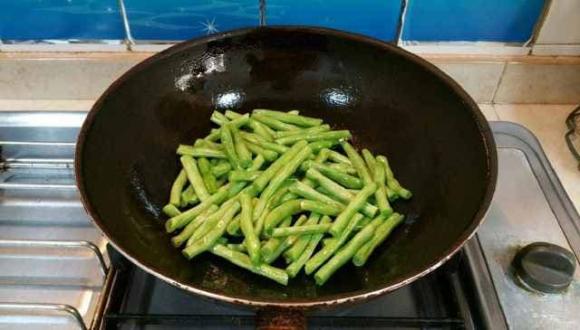 bắn dầu, dầu bắt, mẹo nấu ăn