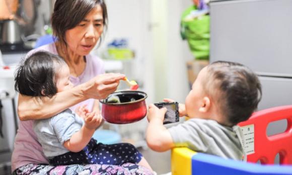 chăm cháu, chăm cháu nội, chăm cháu ngoại, người già chăm cháu, 
