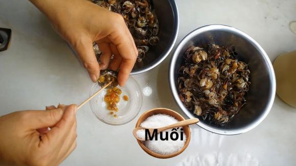 Cua đồng, mẹo giã cua, cho muối khi giã cua