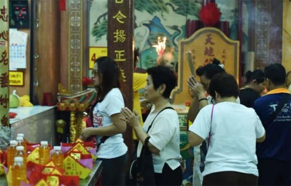 trẻ em, nghĩa địa, chùa, đám ma
