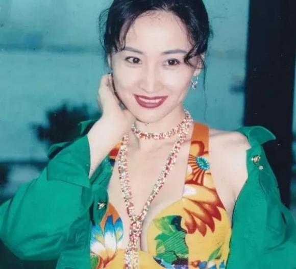 Vu Lợi, người tình trong mộng của Trương Nghệ Mưu, Sao Hong Kong
