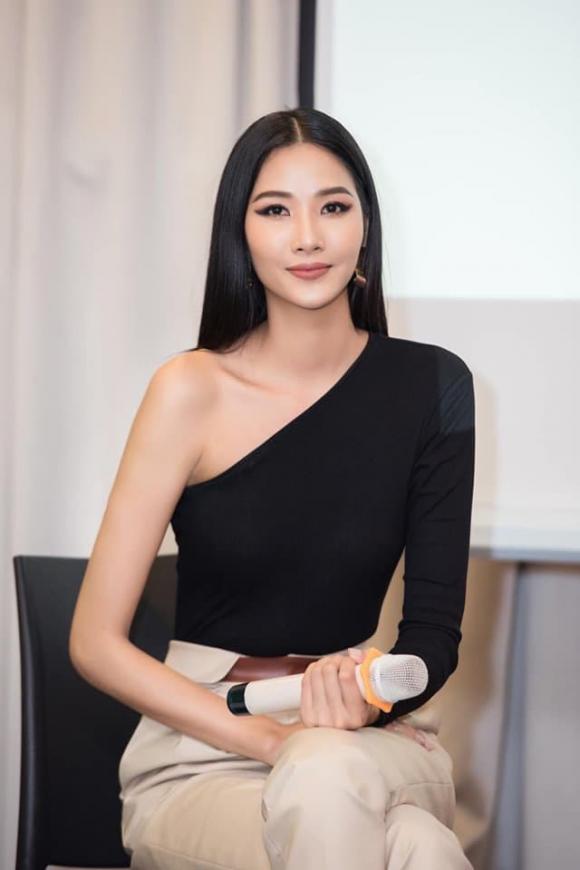 Thanh Hằng, Hoàng Thùy, sao Việt