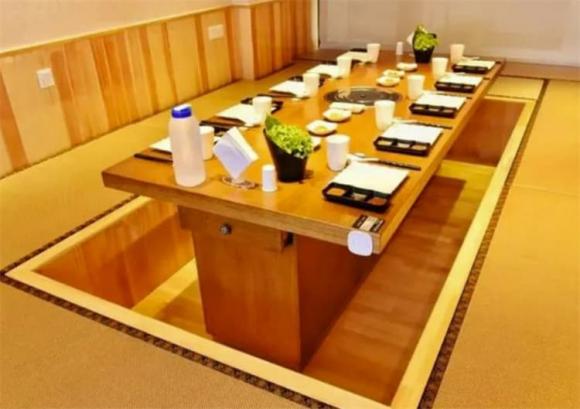phụ nữ nhật bản, quỳ dưới đất