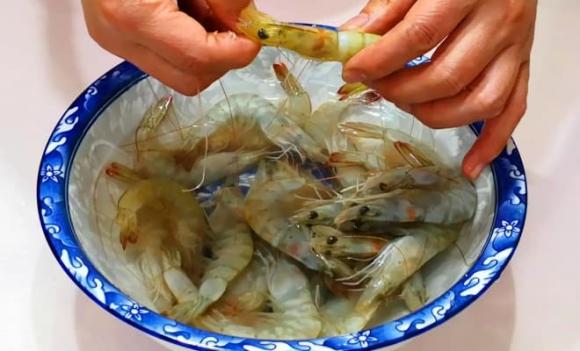 luộc tôm nước nóng hay nước lạnh, hải sản, cách luộc tôm ngon