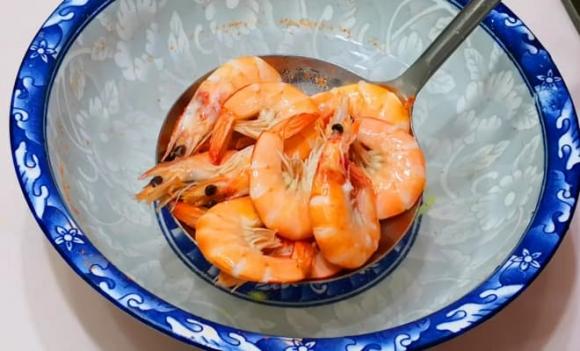 luộc tôm nước nóng hay nước lạnh, hải sản, cách luộc tôm ngon