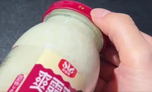 cách mở nắp chai dễ dàng, mẹo vặt cuộc sống, sử dụng đũa