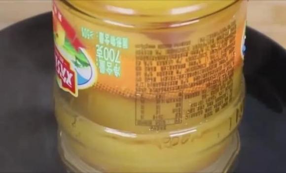 cách mở nắp chai dễ dàng, mẹo vặt cuộc sống, sử dụng đũa