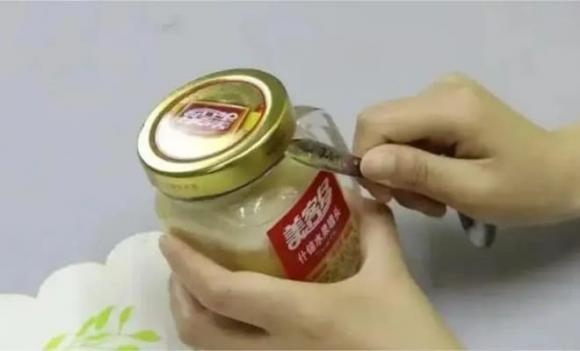 cách mở nắp chai dễ dàng, mẹo vặt cuộc sống, sử dụng đũa