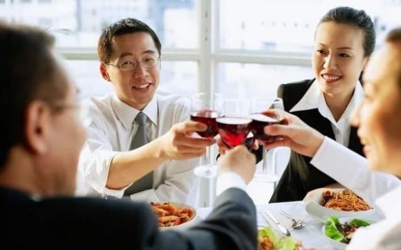 tiếp khách, cách đối xử với người đã giúp đỡ mình, tiệc tối