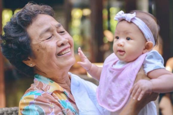 bà ngoại, bà nội, chăm trẻ 