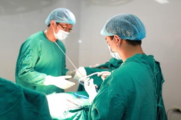 bác sĩ phẫu thuật, phẫu thuật, tại sao bác sĩ mặc áo xanh khi phẫu thuật