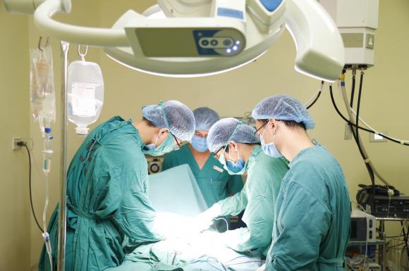 bác sĩ phẫu thuật, phẫu thuật, tại sao bác sĩ mặc áo xanh khi phẫu thuật