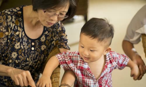 bà ngoại, bà nội, chăm trẻ 