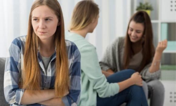 dấu hiệu của việc ghen tị, tránh xa người làm 7 điều, đâm sau lưng, cướp đi cơ hội