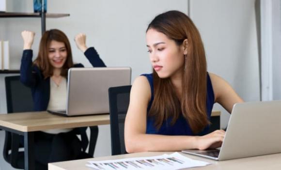 dấu hiệu của việc ghen tị, tránh xa người làm 7 điều, đâm sau lưng, cướp đi cơ hội