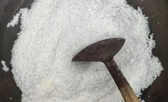 muối, chườm muối vào rốn, tác dụng của muối