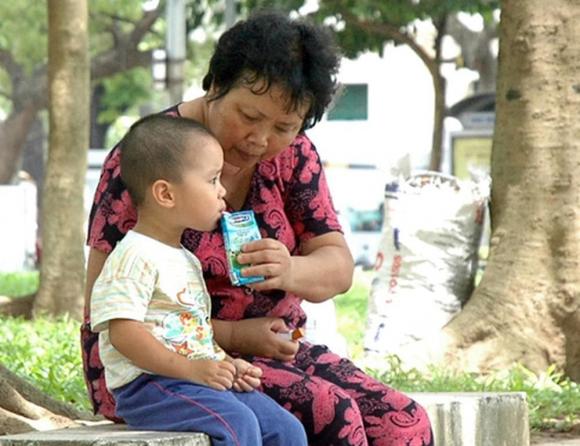 bà ngoại, bà nội, chăm trẻ 