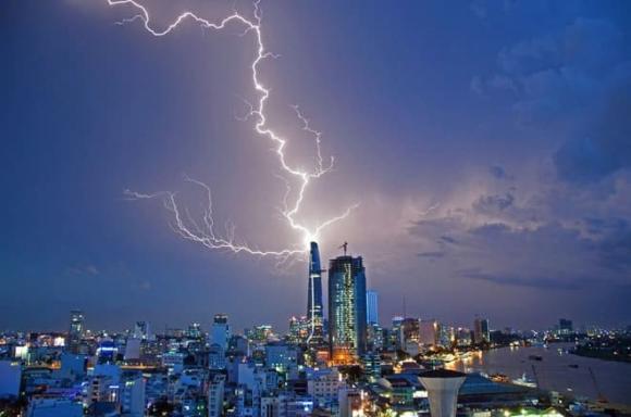 Cách phòng tránh giông sét, bảo vệ bản thân trong mùa mưa bão
