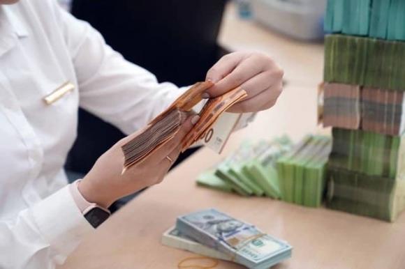 gửi tiền ngân hàng, lưu ý khi gửi tiền ngân hàng, gửi tiền ngân hàng bằng sổ hay thẻ ATM