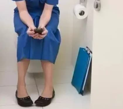 chăm sóc sức khỏe, lưu ý khi chăm sóc sức khỏe, tác hại của việc mang điện thoại vào nhà vệ sinh