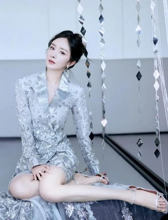 Nữ hoàng chân dài, sao Hoa ngữ,Dương Mịch, Địch Lệ Nhiệt Ba, Quan Hiểu Đồng, Chung Sở Hy