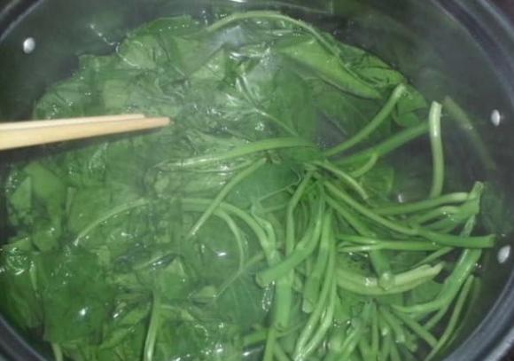 rau xào, rau muống, mẹo nấu ăn