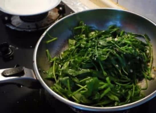 rau xào, rau muống, mẹo nấu ăn