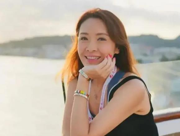 Hướng Hải Lam, Thành Long, độc thân ở tuổi 49, khối tài sản khủng, sao Hong Kong