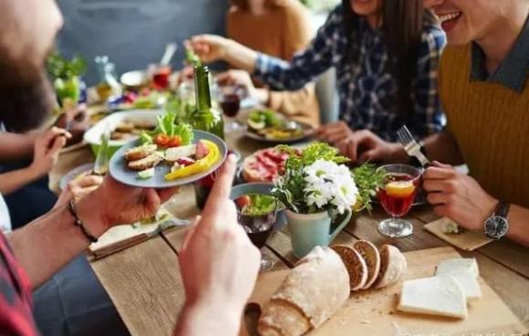 ăn tối đúng giờ, lưu ý khi ăn tối, ăn tối lúc mấy giờ là tốt nhất