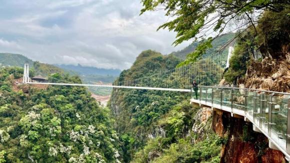 Cầu kính đi bộ dài nhất thế giới nằm ở tỉnh nào của Việt Nam, cầu kính bạch long