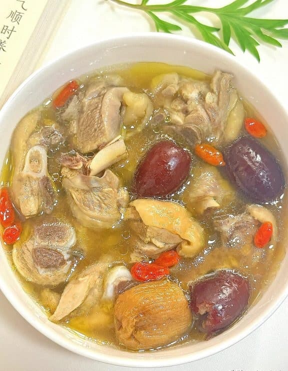 ngải cứu hầm gà, canh gà hầm ngải cứu, món ăn bổ máu